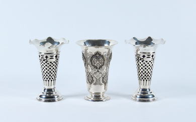 Coppia di piccoli vasi in argento traforato con vasche in vetro blu, punzoni di Chester, inizio secolo XX, uniti ad…