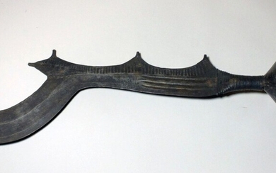 Couteau Ngombe (RDC) Couteau d'éxécution à lame décorée de stries et de motifs géométriques sur...