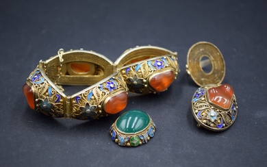 Demi-parure en or jaune 14k (585) comprenant un bracelet et une broche filigranés ornés de...