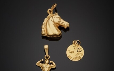 Deux pendentifs et une médaille en or jaune 18K 750‰, en forme de cheval et...