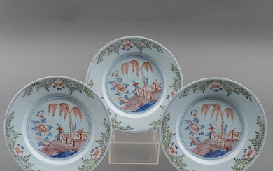 Drie Delfts aardewerk borden met polychroom chinoiseriedecor: tuin, 18e...