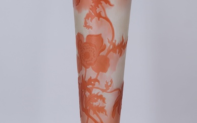 ETABLISSEMENTS GALLE (1904-1936). Vase à long col en verre multicouche à décor dégagé à l'acide...