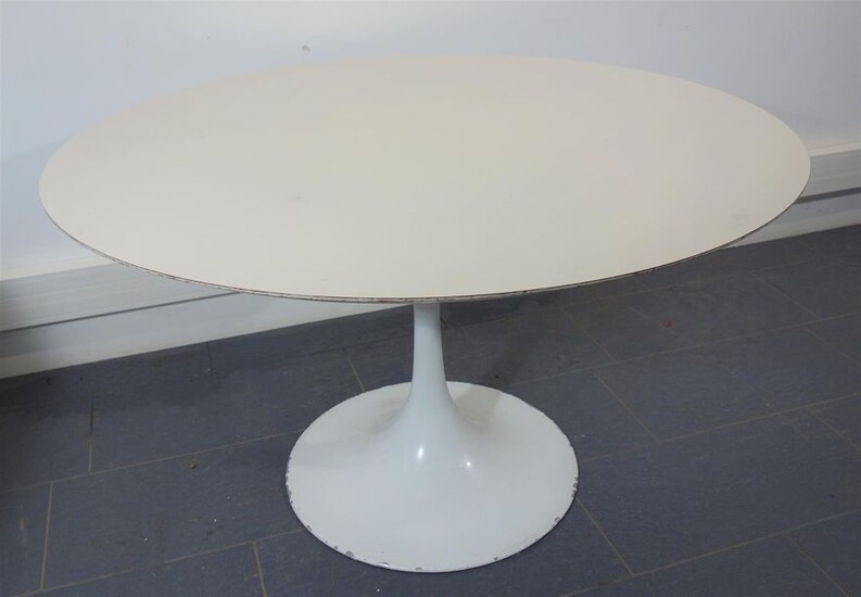 Eero Saarinen d'après. Table ronde modèle...