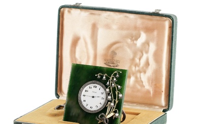 Excellente horloge de table en or, argent et jade. Dans son écrin vert dorigine. Plaque...