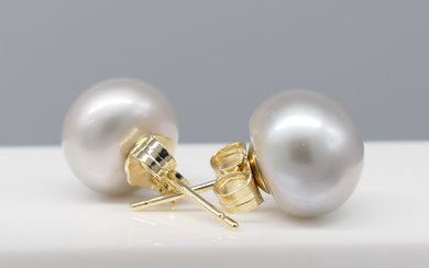 GREY PEARL gold studs.