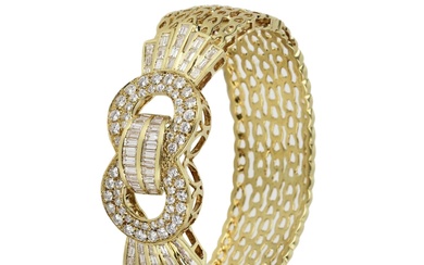 Gold bracelet with diamonds in the form of a belt.