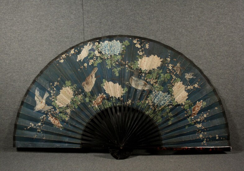 Grande ventaglio di carta dipinta raff. 'VOLATILI'. Cina. XIX...