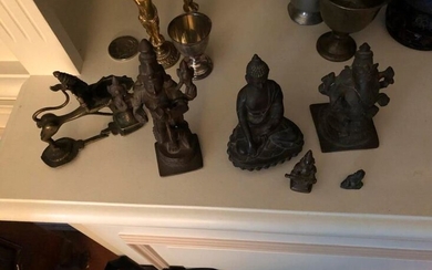 INDE, XIXe siècle Lot de six petits bronzes indiens Bronze Comprenant : - Un petit...