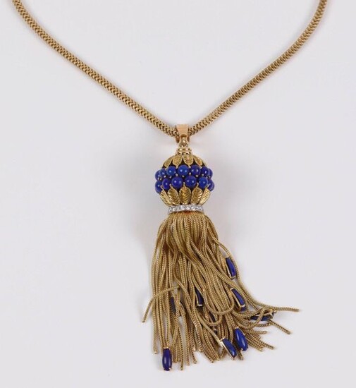 Important gold pendant (750) with braided pattern, lapis lazuli and small brilliants, L: 10 cm. Gold chain, L: 50 cm. Weight : 80.3 gr