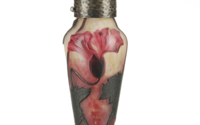 Pied de lampe en verre multicouche signé Daum Nancy. A décor dégagé à l'acide de fleurs, h. 22,5 cm