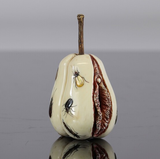 Japon, Shibayama Okimono érotique en forme de fruit, incrustation d'insectes en pierre et nacre, 19ème/20ème...