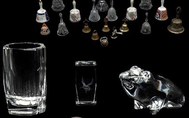 LOTE DE ARTÍCULOS DECORATIVOS, DIFERENTES ORIGENES, SIGLO XX. Elaborados en cristal, porcelana y metal. Diferentes diseños.