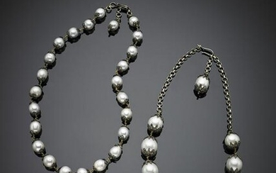 Lot comprising two graduated pearl necklaces both with