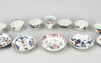 Lot de douze tasses et soucoupes en porcelaine chinoise. Imari + famille rose. XVIIIe siècle....