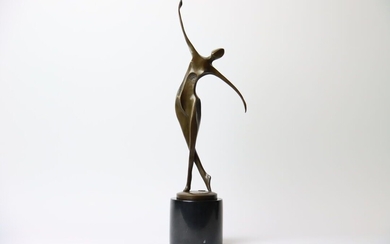 MILO (1893-1970), Femme nue stylisée dansant, édition en bronze. Hauteur : 55 cm.