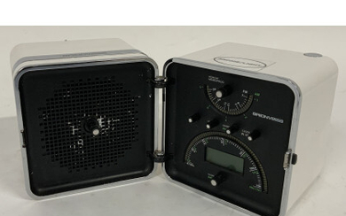 Marco Zanuso (1916-2001) e Richard Sapper (1932-2015) , Radioricevitore modello "Radiocubo TS522". Produzione Brionvega, Italia-Cina, anni 2000. Plastica bianca e metallo cromato. (cm 22x12,5x12,5) (lievi difetti)