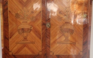 Meuble à hauteur d'appui en placage de bois précieux ouvrant par deux portes, à décor...