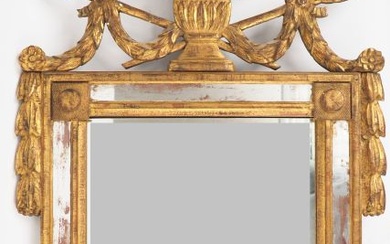 Miroir à parecloses de style Louis XVI en bois sculpté et doré, surmon...