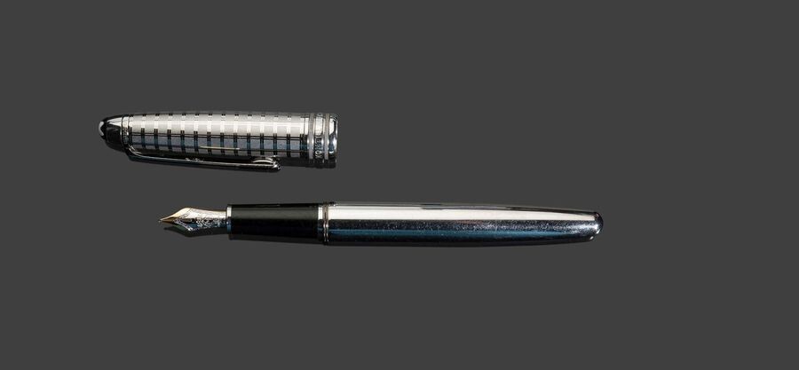 Montblanc, fountain pen in silver plated metal, checkered cap, 750 mil gold nib, in its case. Solo model.