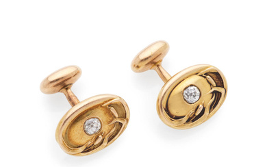 PAIR OF GOLD AND DIAMOND CUFFLINKS PAIRE DE BOUTONS D...