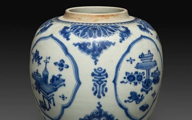 POT À GINGEMBRE en porcelaine blanc bleu, à décor d'objets mobiliers dans des réserves sur un fond orné de fleurs de lotus et c...