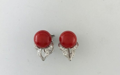 Pair of ear clips in 750°/°° white gold with a coral button enhanced with diamonds, Gross weight: 7,86g