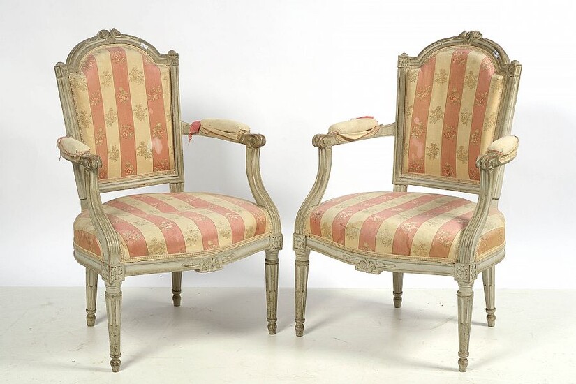 Paire de fauteuils Louis XVI en cabriolet en bois rechampi et garnis de tissu rayé crème et rose floral. Travail français. Epoque: XVIIIème. Provenant d’un château en Bretagne. (* au tissu).