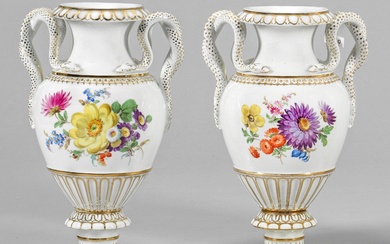 Paire de vases à anse serpentine de Meissen Corps en forme d'amphore avec bordures ornementales...