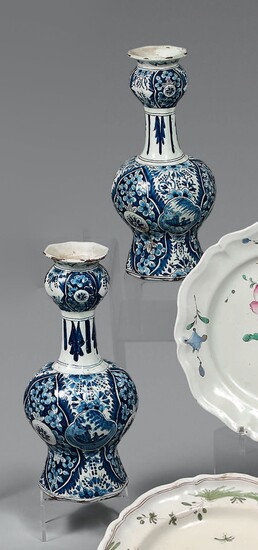 Paire de vases à haut col de forme octogonale, à décor floral en camaïeu bleu...