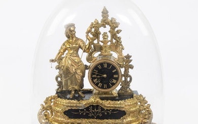 Pendule dorée sous cloche représentant une dame élégante, marquée sur le cadran Brunnee à Tarare...