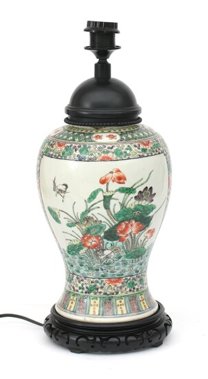Pied de lampe en porcelaine chinoise de la famille verte de forme balustre monté sur...