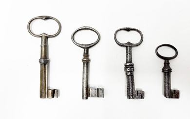 Quatre clés forées, une à double forure en... - Lot 86 - Art Richelieu