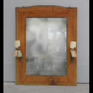 Specchiera rivestita in velluto ocra con doppio profilo di metallo cesellato e dorato, decorato da due applique ad una fiamma...