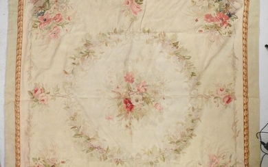 TAPISSERIE à décor floral et couronne de feuillage. 172 x 166 cm.