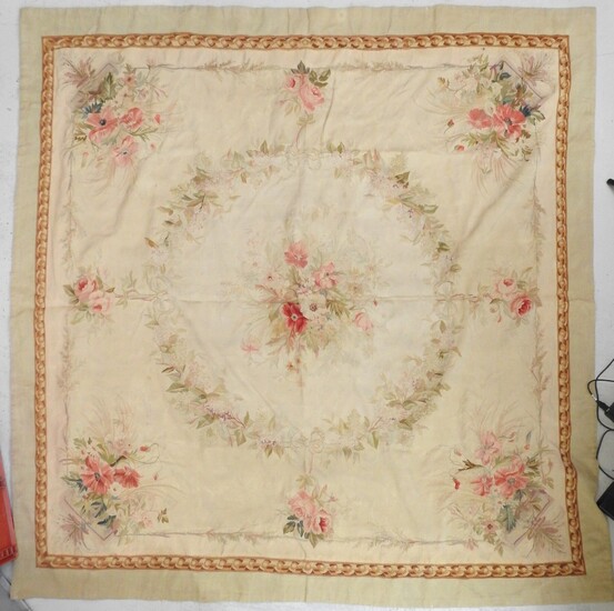 TAPISSERIE à décor floral et couronne de feuillage. 172 x 166 cm.