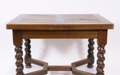 Table à rallonge sur quatre pieds en bandoulière, modèle flamand du 17e siècle Table à...
