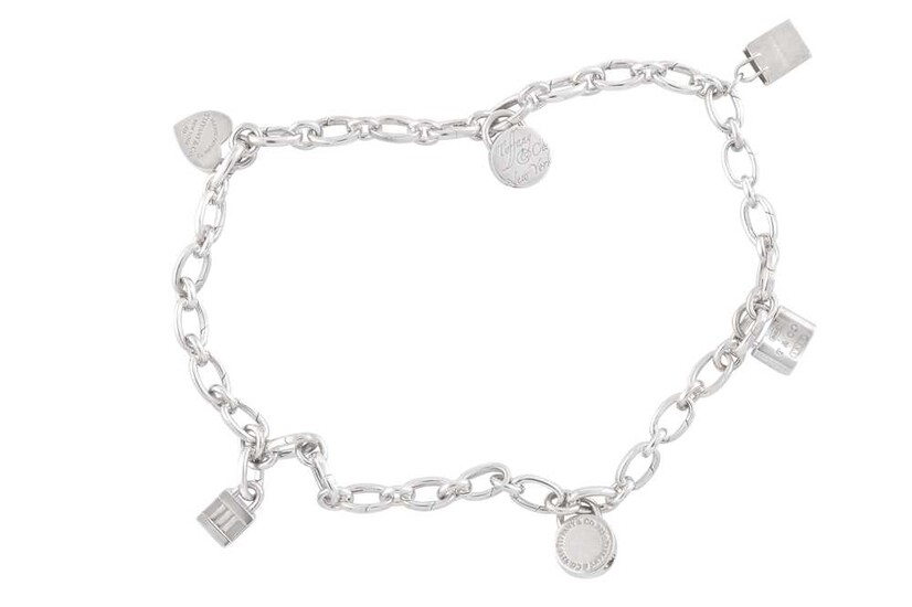 Tiffany & Co l A silver necklace