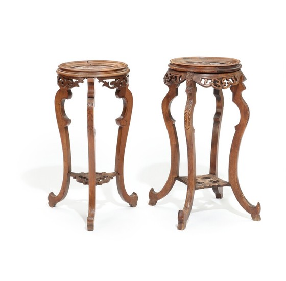 Two French stained oak and walnut circa 1900 pedestals with mable tops. H. 74–76. Diam. 35–40 cm. (2)