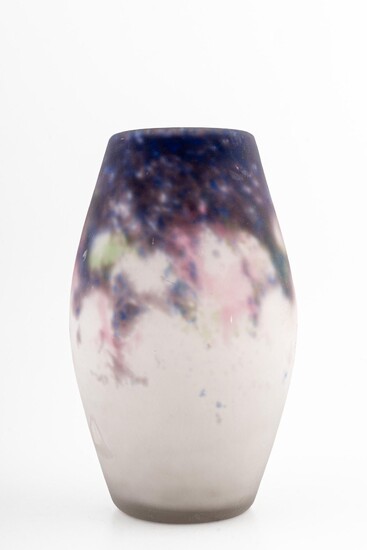 Vase ovoïde de Muller Frères France 1910 en pâte de verre, décor abstrait obtenu par...
