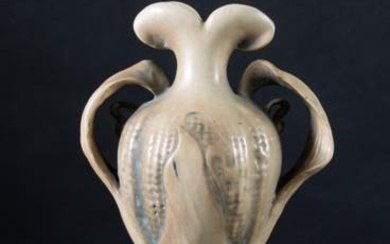 Vaso in porcellana a forma di piccola anfora, AMPHORA Circa...