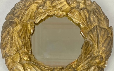 XXe SIECLE Miroir rond en bois doré stuqué et sculpté en forme de couronne de...