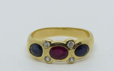 Yellow gold ring set with an oval facetted ruby between two sapphires and enhanced with four small diamonds. Gross weight 4.9 g.
