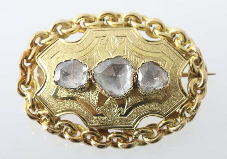 diamond brooch, around 1900, yellow gold 750, oval brooch, the middle piece set with 3 diamond roses (add. ca. 1 ct.) surrounded by a pea chain, also wearable as pendant, acid tested, total weight ca. 7,5 g, b: ca. 3,5 cm. Slight signs of wear.