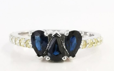 1.00 ct blue sapphire & 0.40 ct vs fancy light yellow diamonds designer ring - 14 kt. White gold - Ring Sapphire - Diamonds, AIG Certified No Reserve
