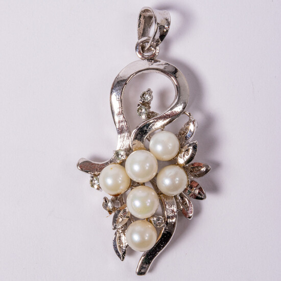 18kt White Gold Pearl and Clear Stone Pendant