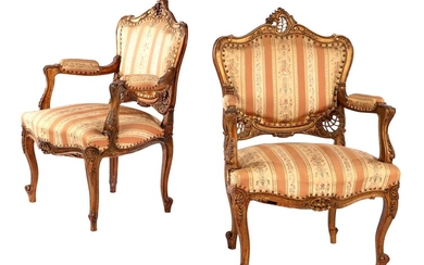 (-), 2 gold-coloured, beautifully decorated walnut armchairs in...