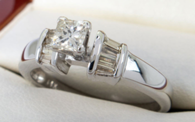 0.54 carat - 0.30ct main stone diamond ring- 14K gold - No Reserve price