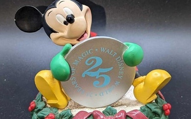 25 Years Of Magic Walt Disney World 1996 Cast Holiday Celebration Figurine