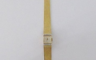 Une montre bracelet de dame en or de marque Univer…