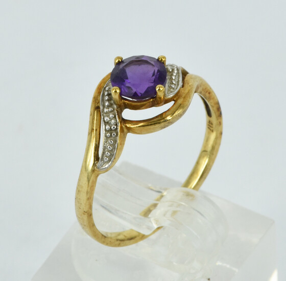 A 10CT GOLD AND AMETHYST CROSS-OVER RING